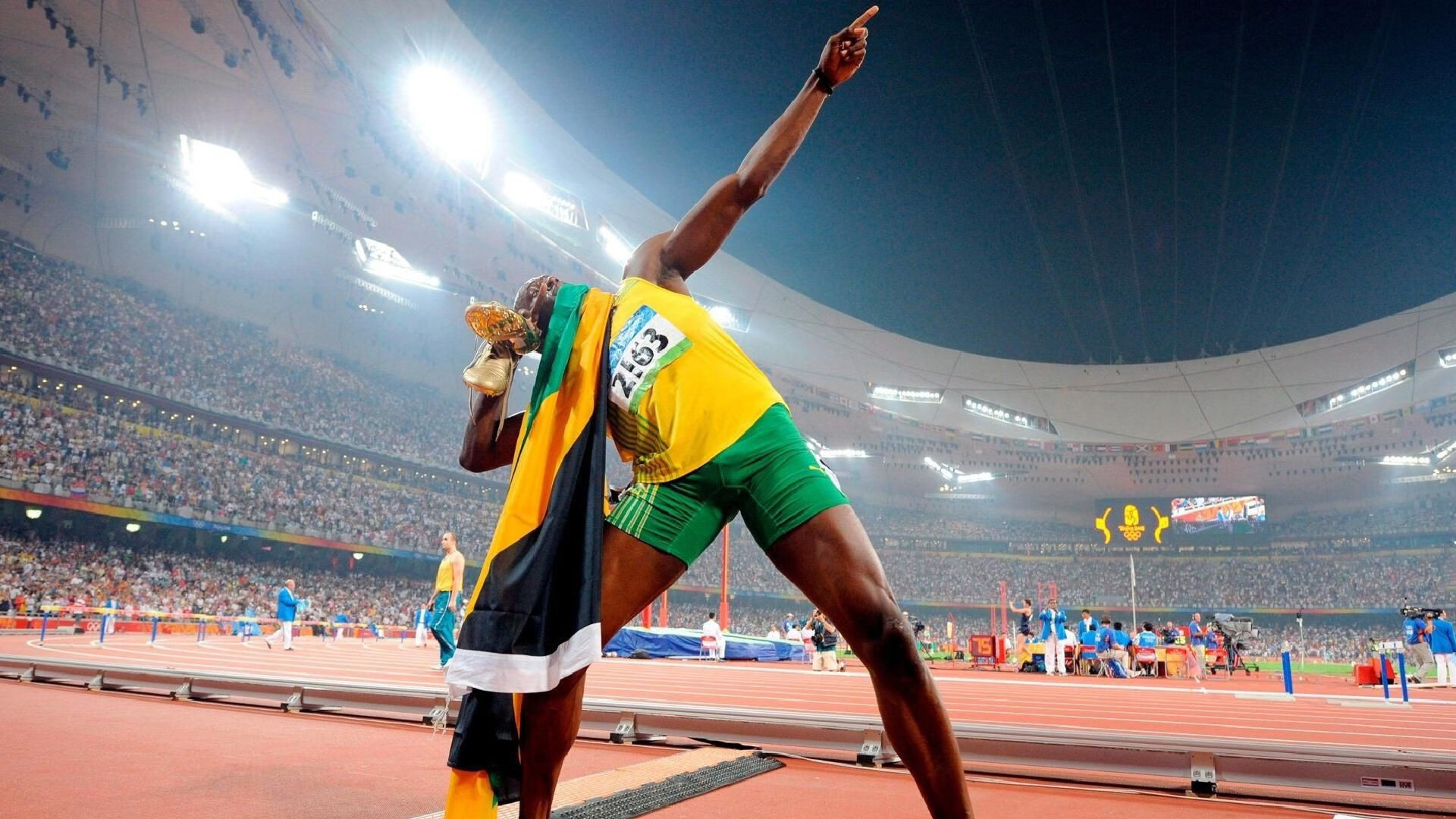 赛道与球场，当F1街道赛的轰鸣遇见安菲尔德的险胜