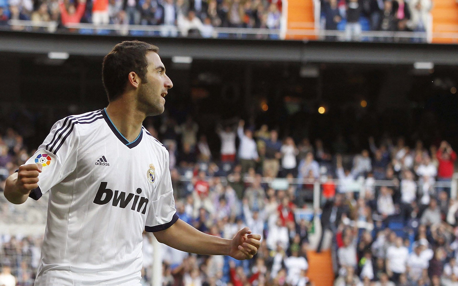 非洲雄狮撼动三狮军团，伊布传奇再续不朽篇章